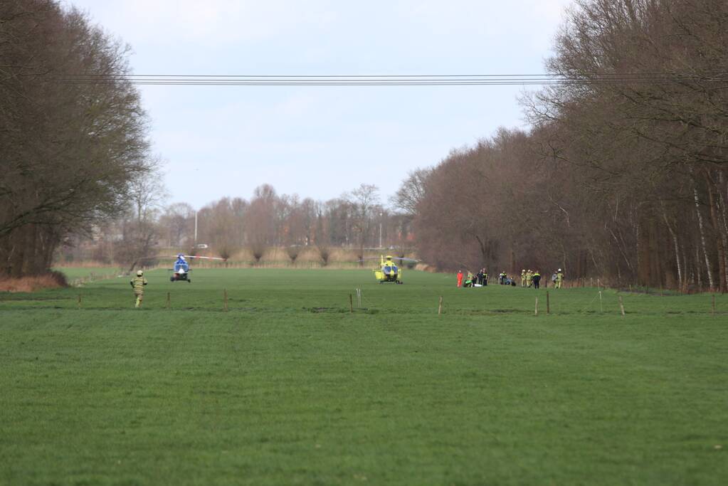 Grote inzet hulpdienst voor gewonde man in bosgebied