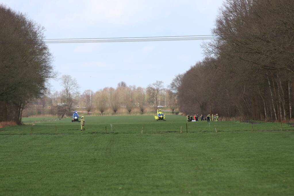 Grote inzet hulpdienst voor gewonde man in bosgebied