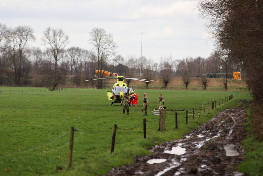 Grote inzet hulpdienst voor gewonde man in bosgebied