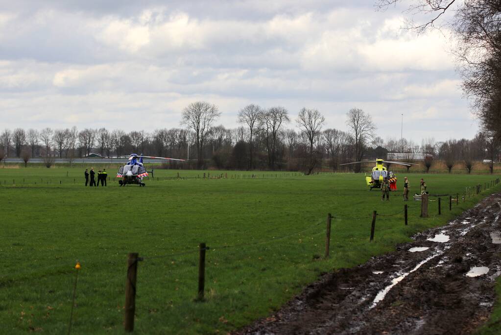 Grote inzet hulpdienst voor gewonde man in bosgebied