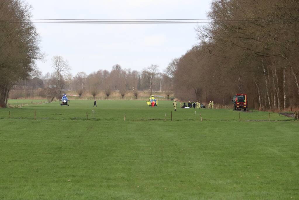 Grote inzet hulpdienst voor gewonde man in bosgebied