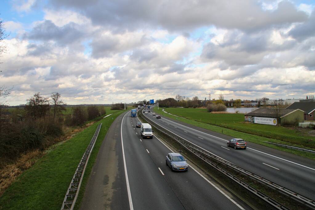 Lange files door stilgevallen tankwagen