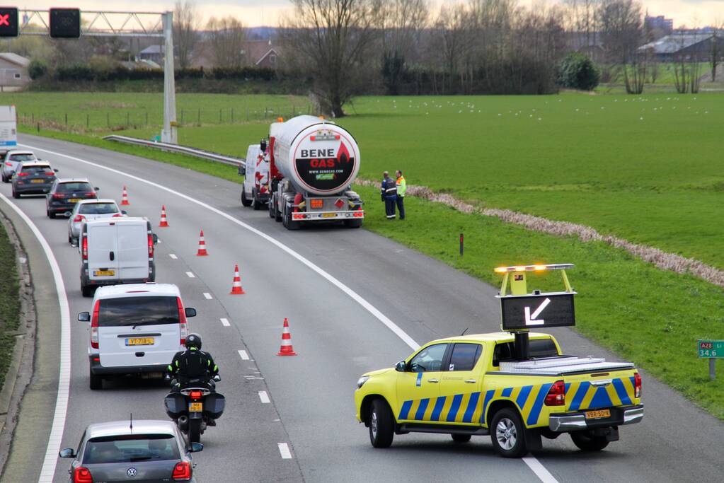 Lange files door stilgevallen tankwagen