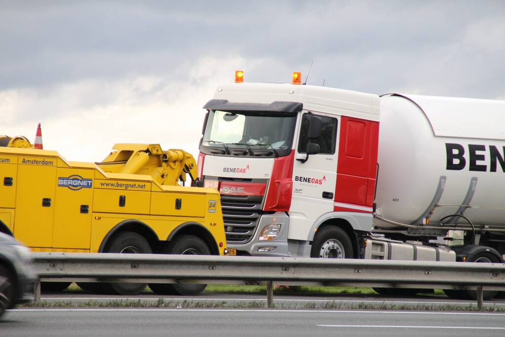 Lange files door stilgevallen tankwagen