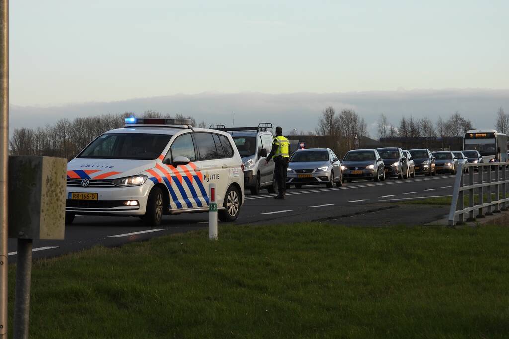 Provincialeweg dicht na aanrijding
