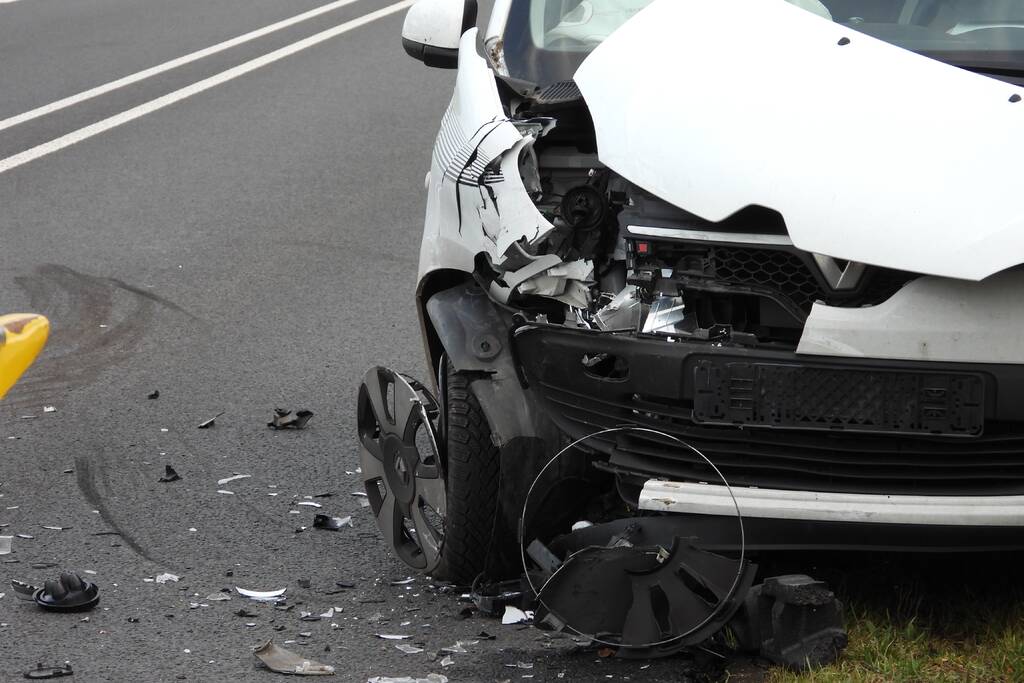 Provincialeweg dicht na aanrijding