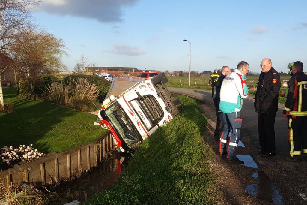 Vrachtwagen belandt op zijn kant in de sloot