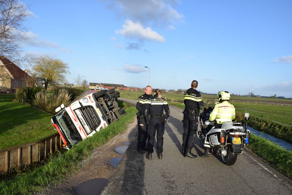Vrachtwagen belandt op zijn kant in de sloot