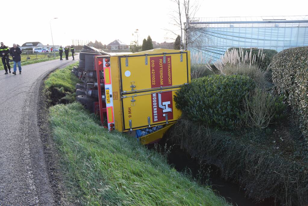 Vrachtwagen belandt op zijn kant in de sloot