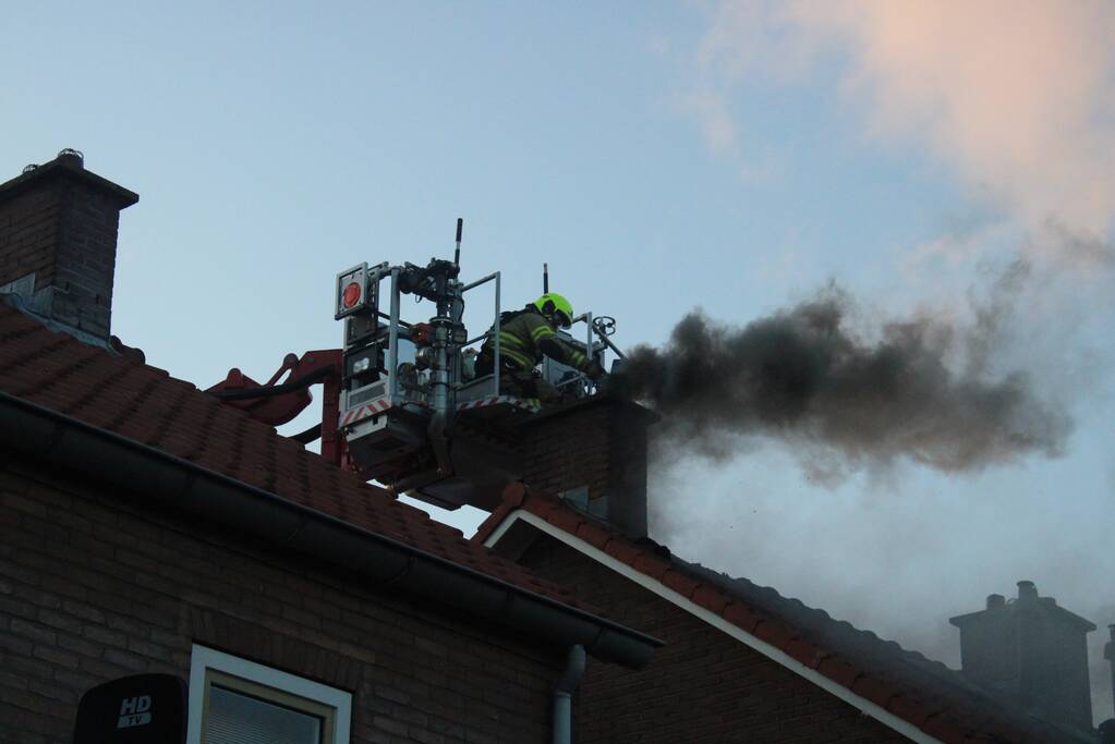 Veel rook bij schoorsteenbrand