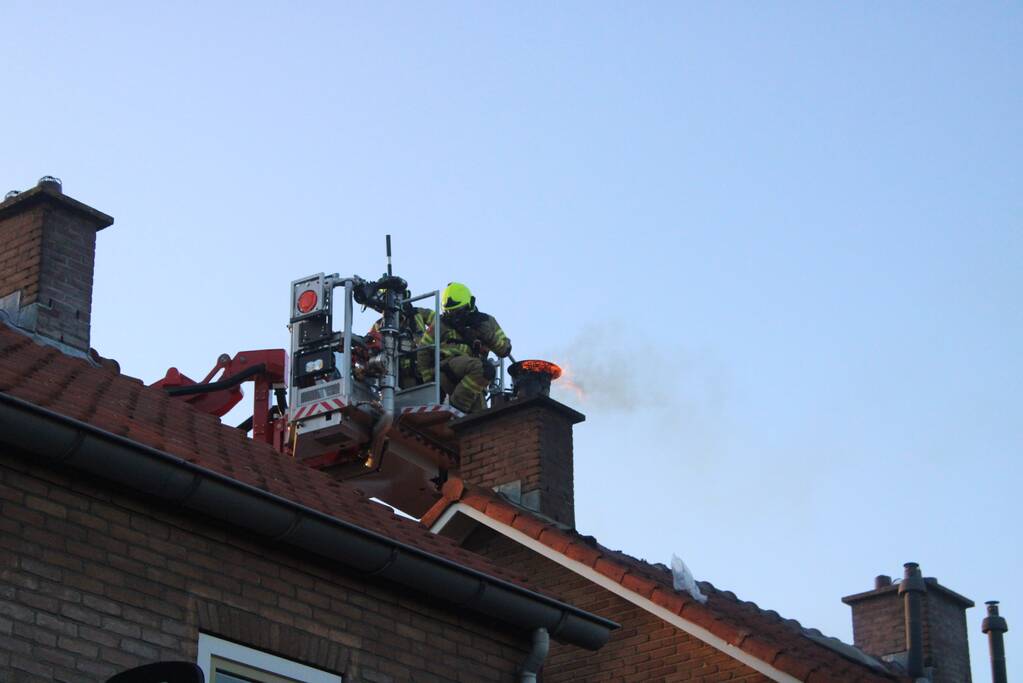 Veel rook bij schoorsteenbrand