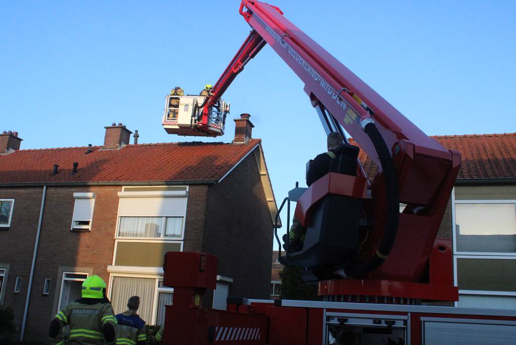 Veel rook bij schoorsteenbrand