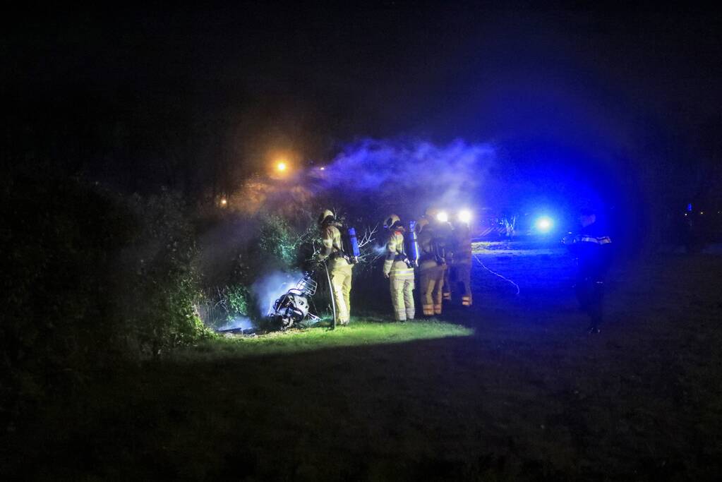 Gedumpte scooter in brand gestoken