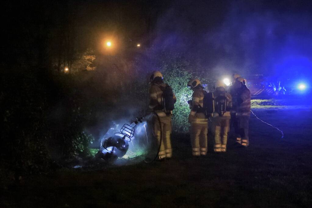 Gedumpte scooter in brand gestoken