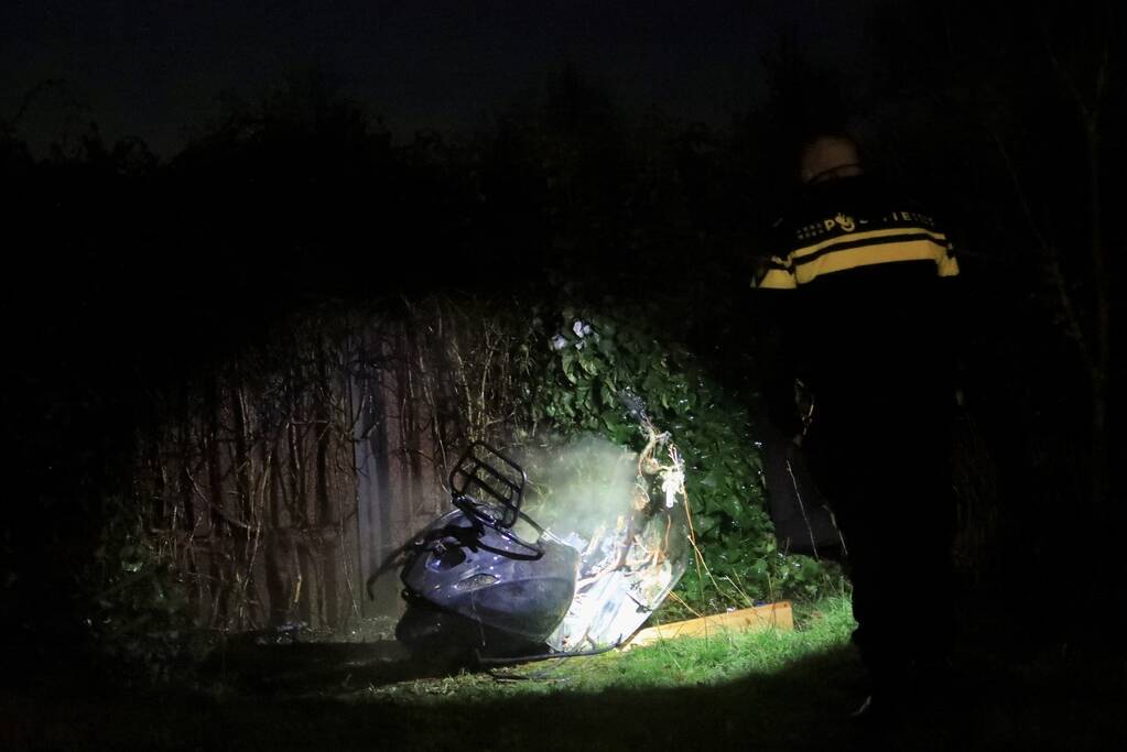 Gedumpte scooter in brand gestoken