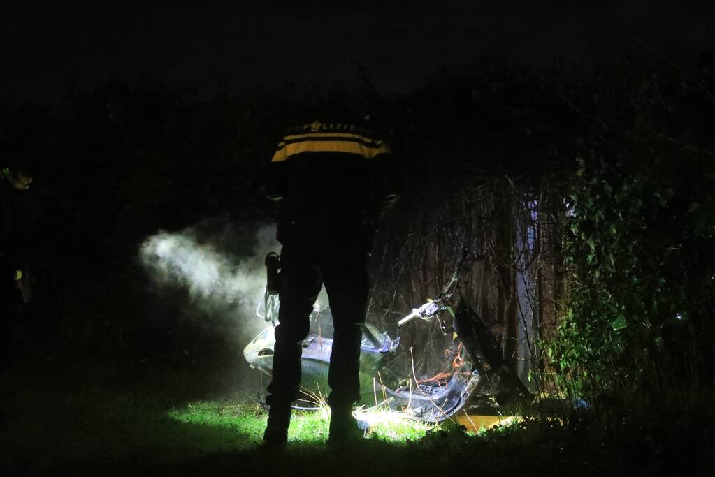 Gedumpte scooter in brand gestoken