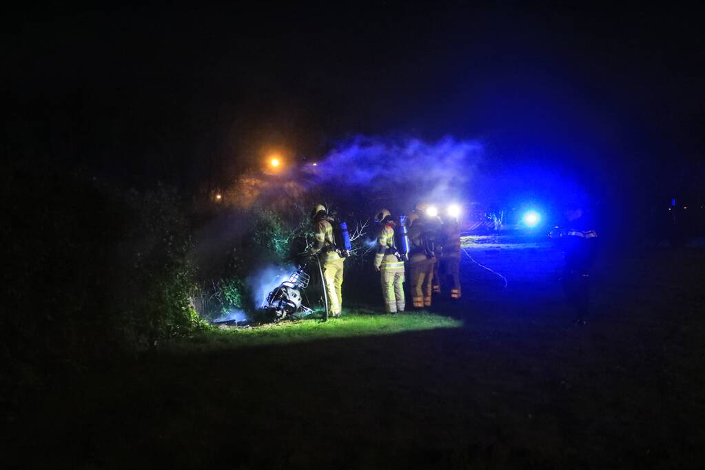 Gedumpte scooter in brand gestoken