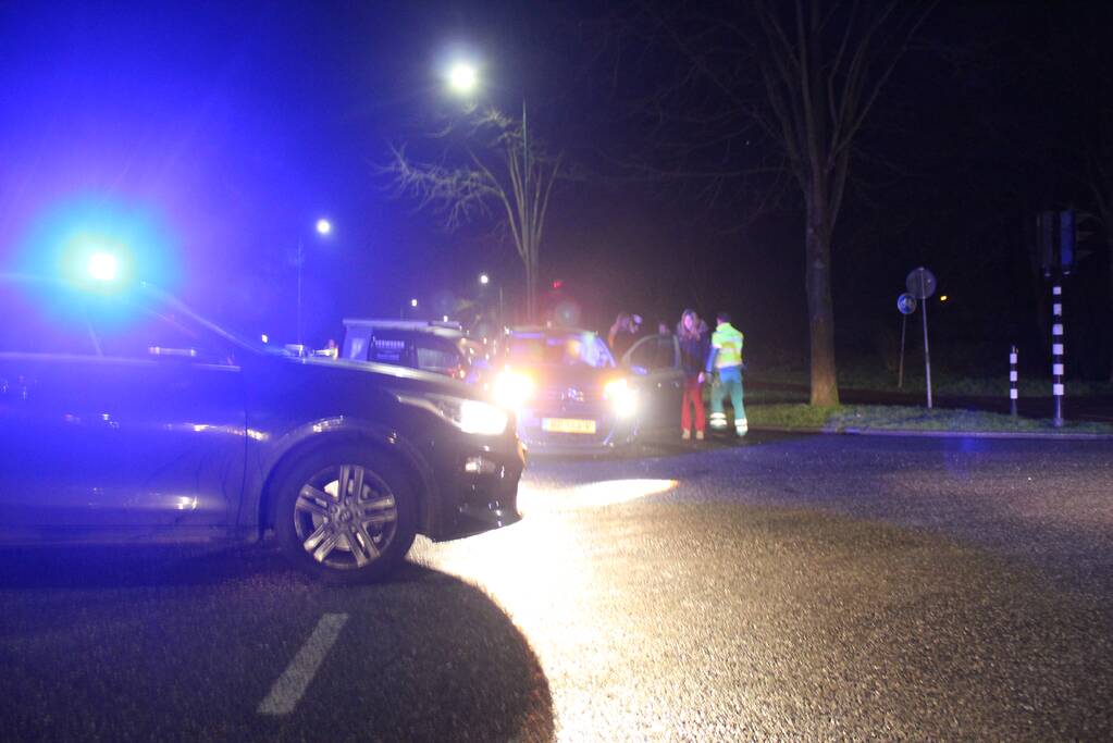 Bestelbusje en auto botsen op kruising