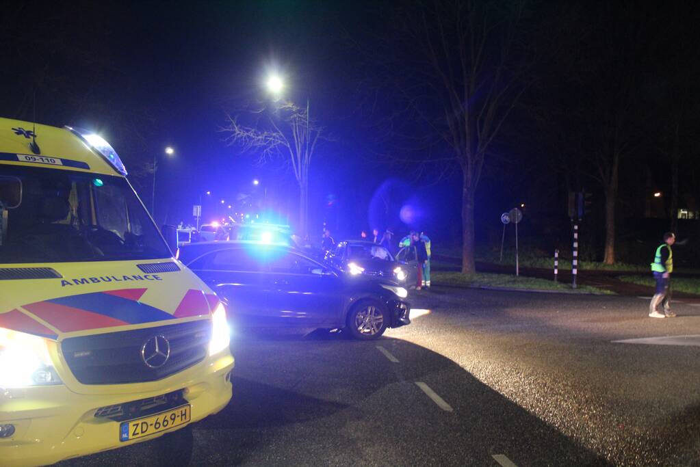 Bestelbusje en auto botsen op kruising