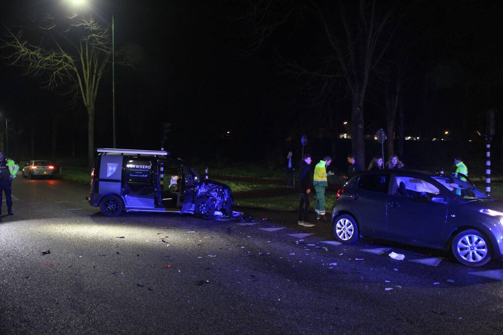 Bestelbusje en auto botsen op kruising