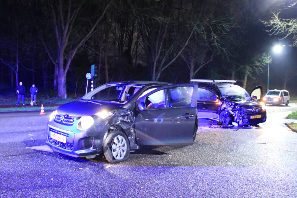 Bestelbusje en auto botsen op kruising