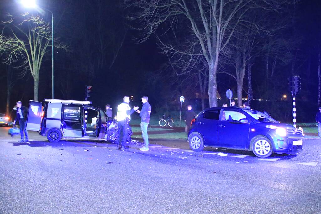 Bestelbusje en auto botsen op kruising