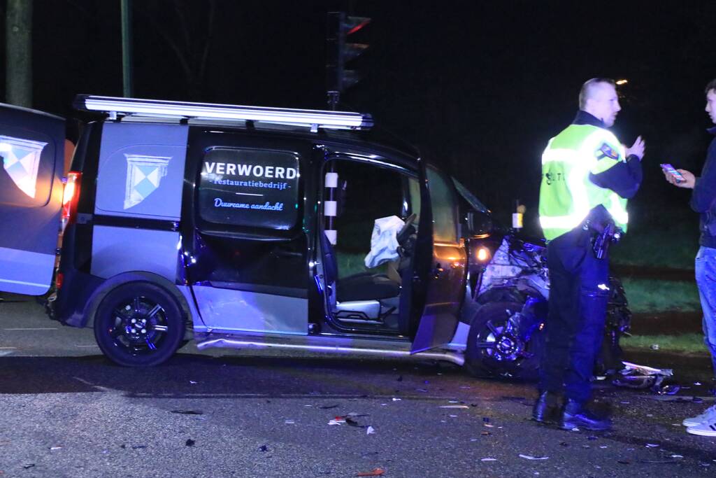 Bestelbusje en auto botsen op kruising