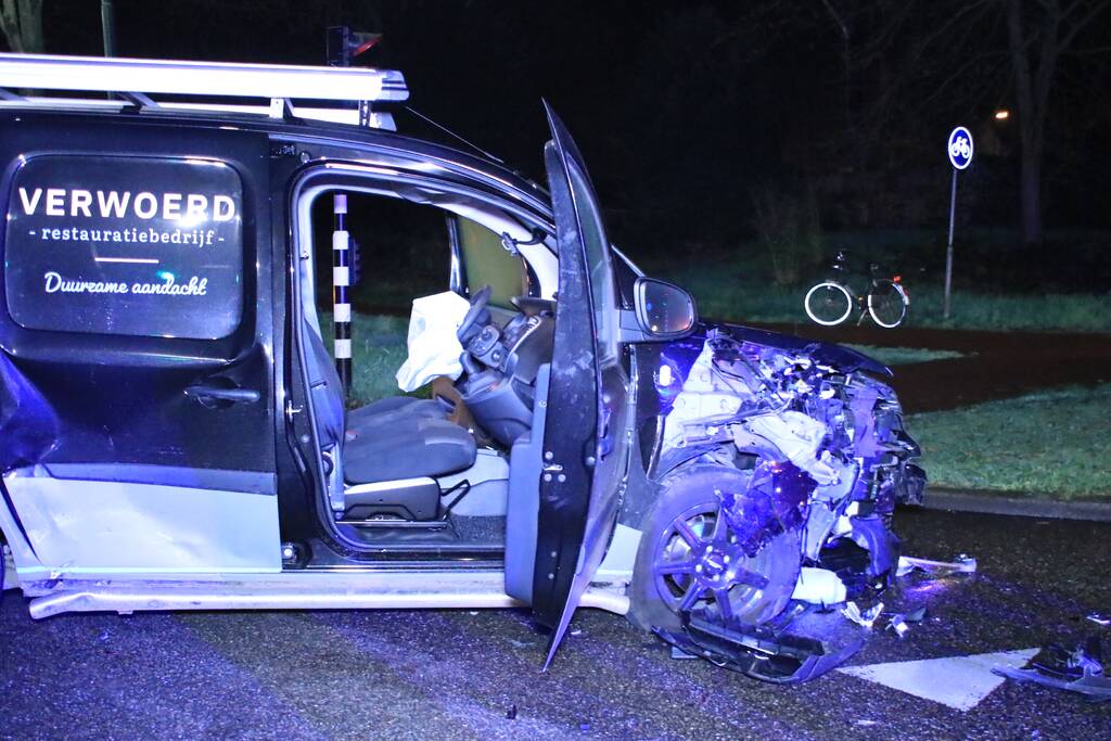 Bestelbusje en auto botsen op kruising