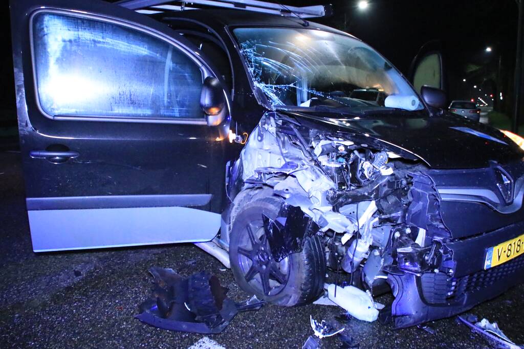 Bestelbusje en auto botsen op kruising