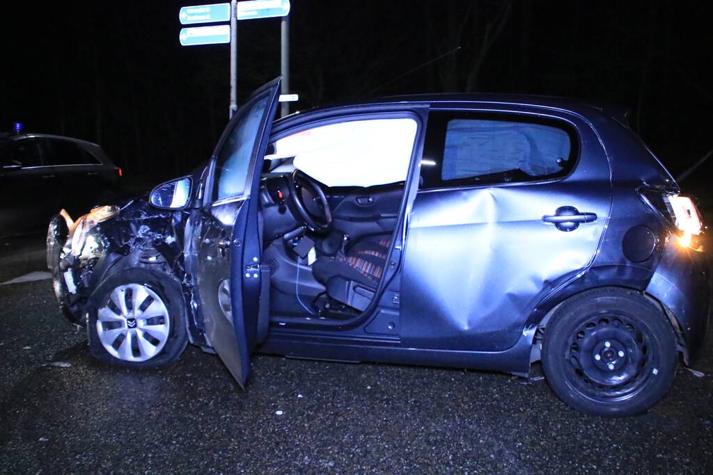 Bestelbusje en auto botsen op kruising