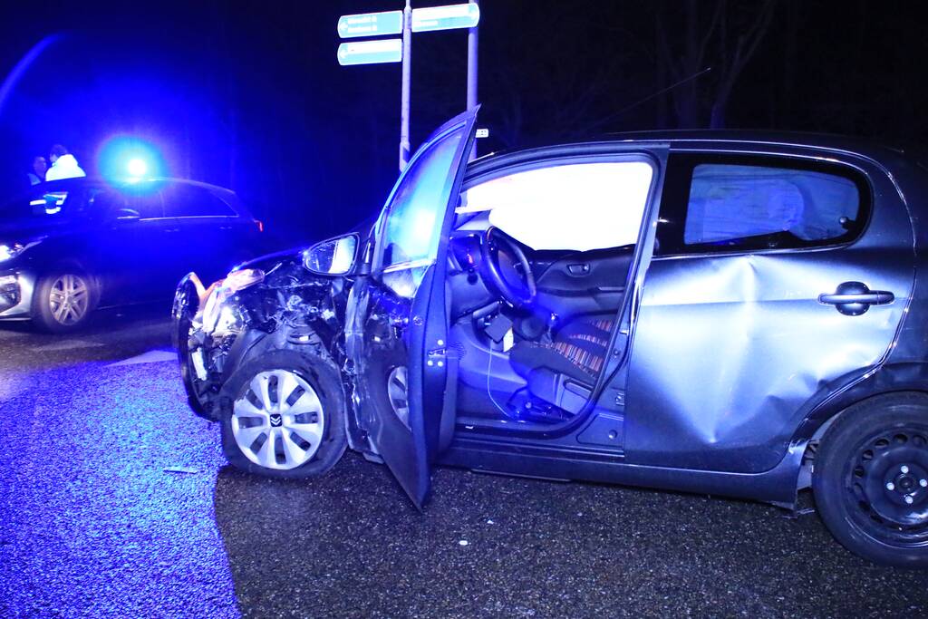 Bestelbusje en auto botsen op kruising