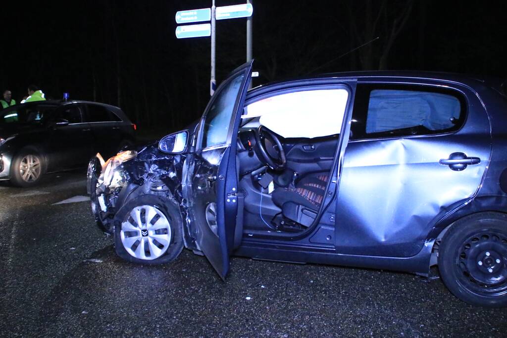 Bestelbusje en auto botsen op kruising