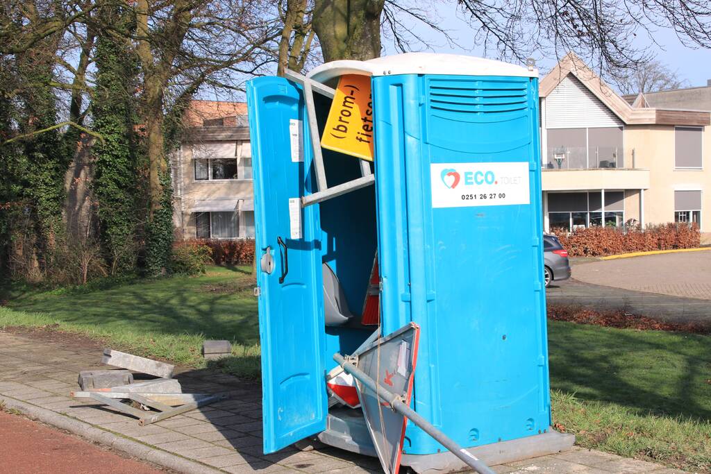 Wegafzetting verplaatst naar mobiel toilet