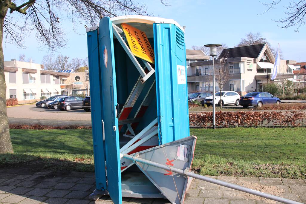 Wegafzetting verplaatst naar mobiel toilet