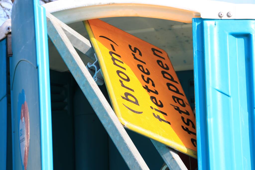 Wegafzetting verplaatst naar mobiel toilet