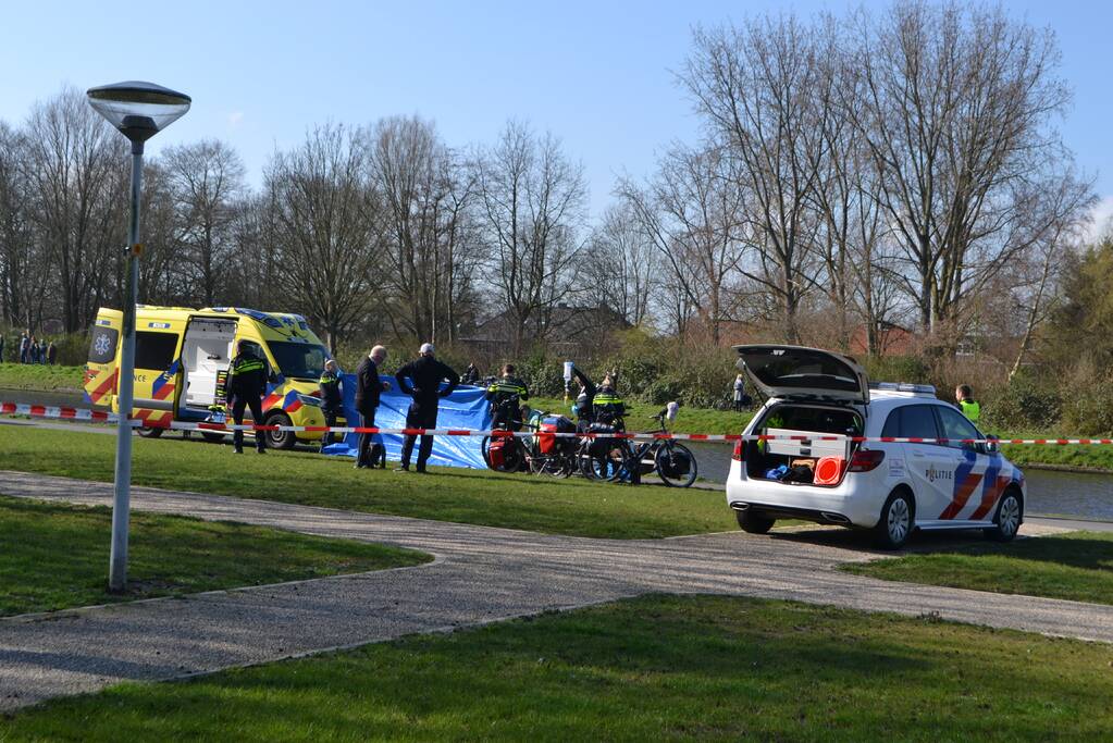 Oudere man op scootmobiel raakt te water