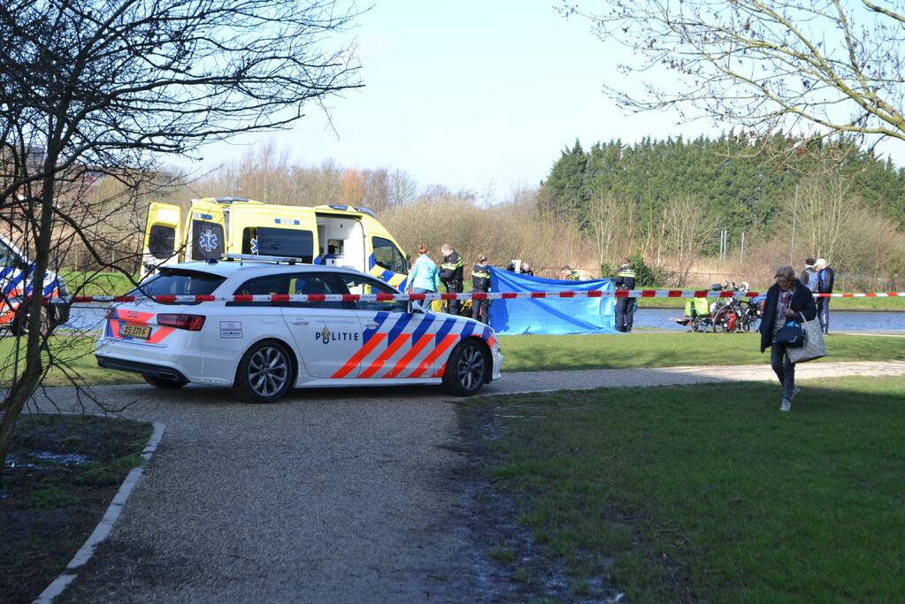 Oudere man op scootmobiel raakt te water