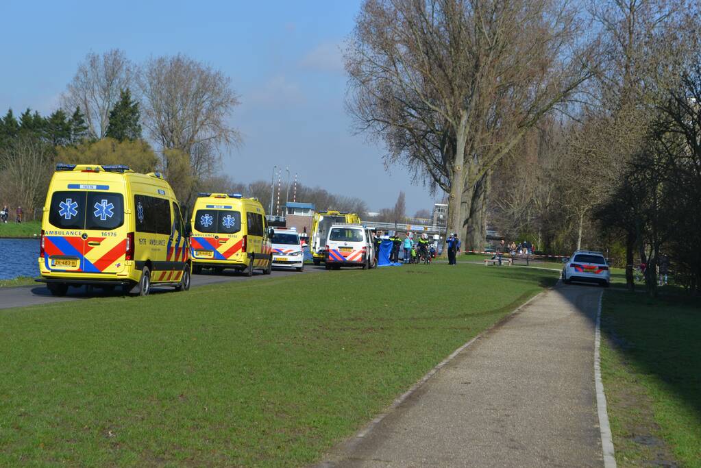Oudere man op scootmobiel raakt te water