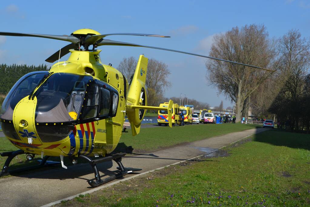 Oudere man op scootmobiel raakt te water