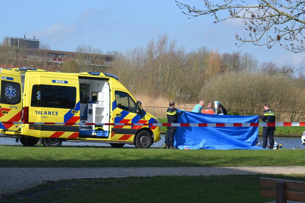Oudere man op scootmobiel raakt te water
