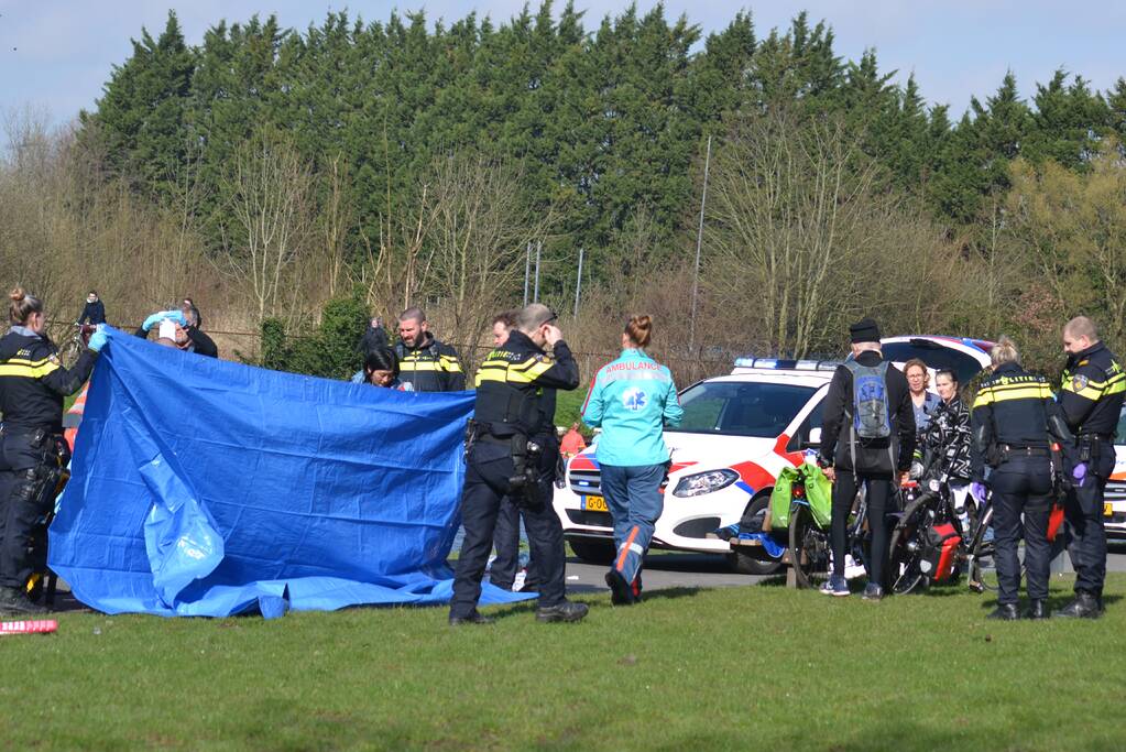 Oudere man op scootmobiel raakt te water