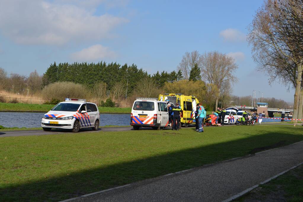 Oudere man op scootmobiel raakt te water