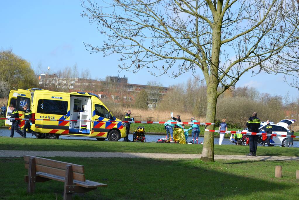 Oudere man op scootmobiel raakt te water