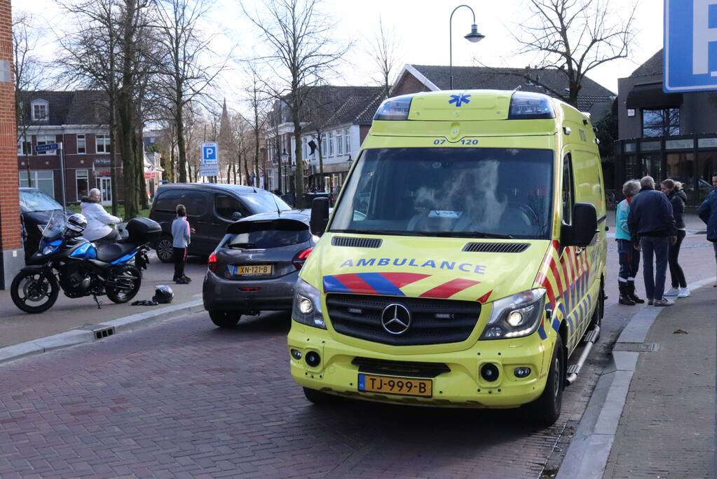 Fietser komt in botsing met auto