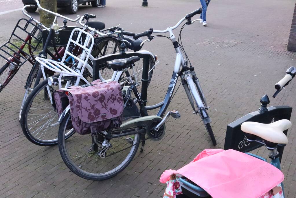 Fietser komt in botsing met auto