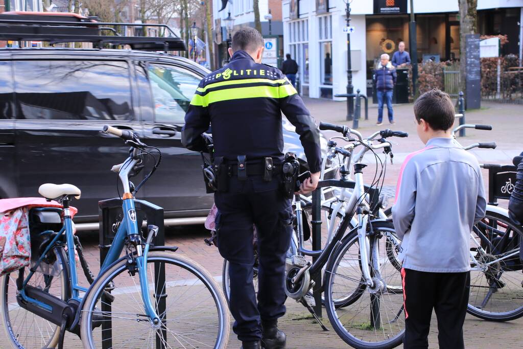 Fietser komt in botsing met auto