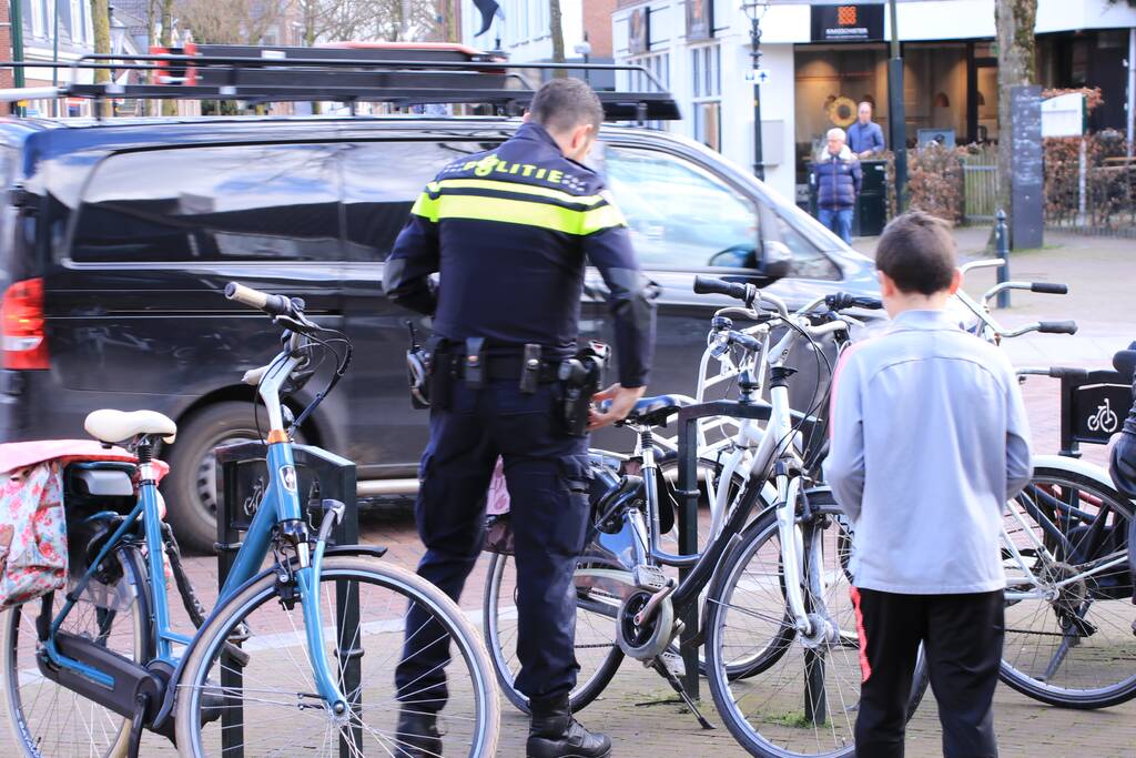 Fietser komt in botsing met auto