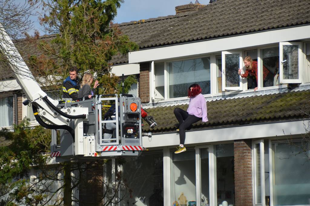 Persoon door brandweer van dak gehaald