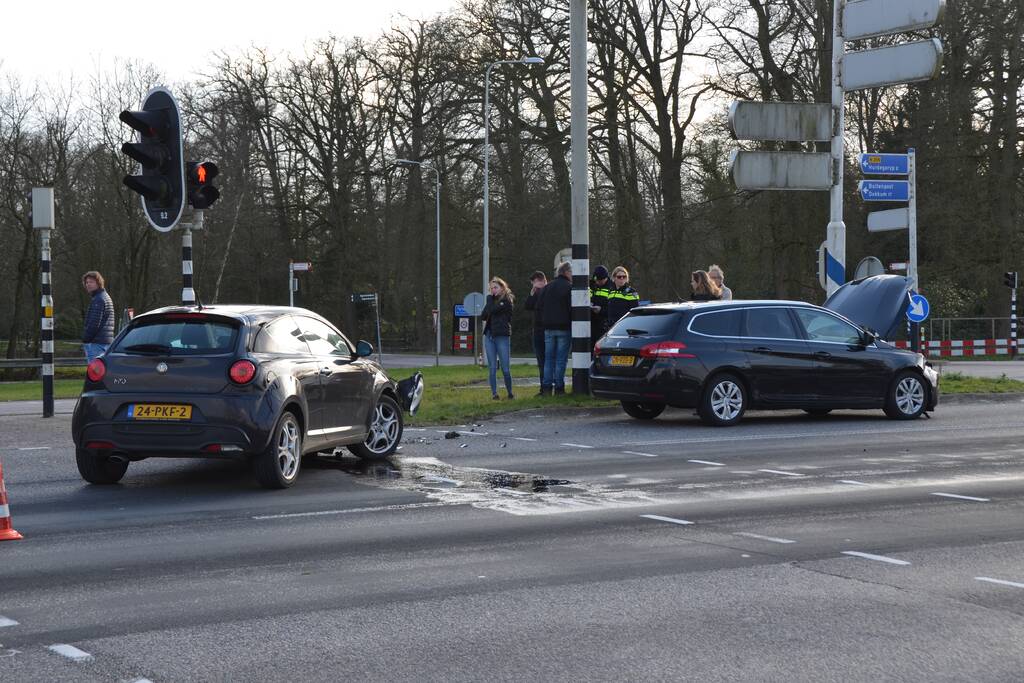 Flinke schade na botsing tussen twee voertuigen