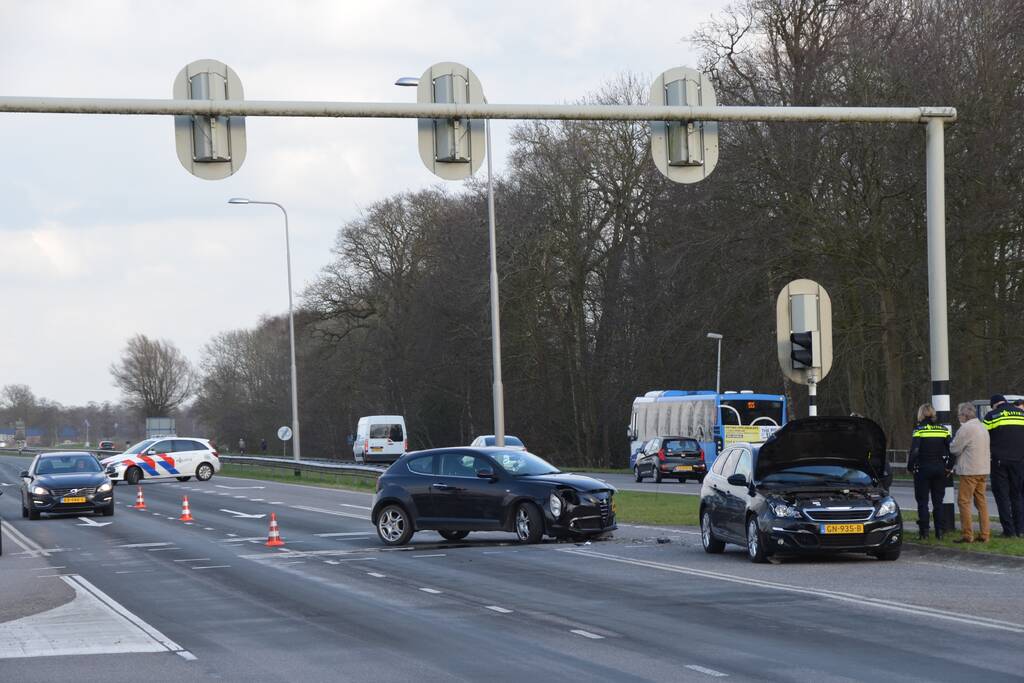 Flinke schade na botsing tussen twee voertuigen